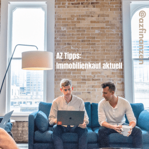 Zwei Männer in einem modernen Büro sitzen auf einer blauen Couch; einer arbeitet an einem Laptop, der andere hält eine Tasse. An der Backsteinwand hinter ihnen stehen "AZ Tipps: Immobilienkauf aktuell" und das Instagram-Handle "@azfinanzen".