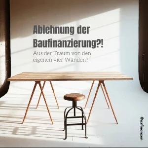 Ein minimalistisch gestalteter Arbeitsplatz mit einem hölzernen Tisch und einem Hocker in einem hellen Raum, auf dem Text: 'Ablehnung der Baufinanzierung?! Aus der Traum von den eigenen vier Wänden?' mit dem Markenzeichen @azfinanzen.