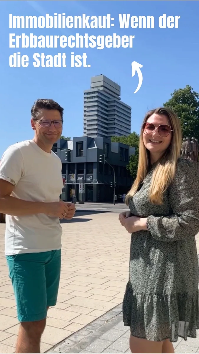 Andreas und Esther Zachraj stehen vor dem Rathaus in Kaiserslautern und lächeln in die Kamera. Über ihnen ist ein Text auf dem steht: 'Immobilienkauf: Wenn der Erbbaurechtsgeber die Stadt ist.'