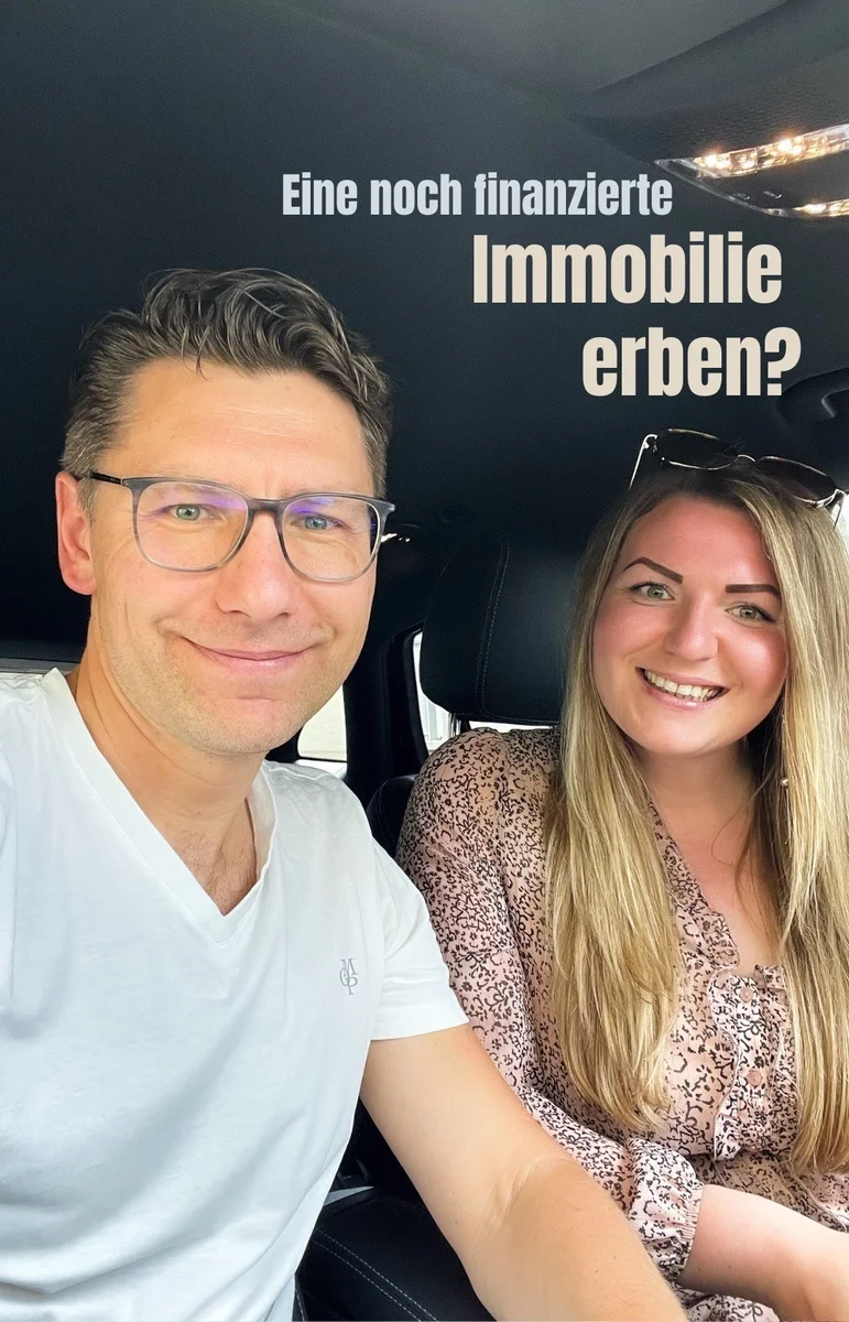 Andreas und Esther Zachraj sitzen im Auto und lächeln in die Kamera. Über ihnen ist ein Text auf dem steht: 'Eine noch finanzierte Immobilie erben?'
