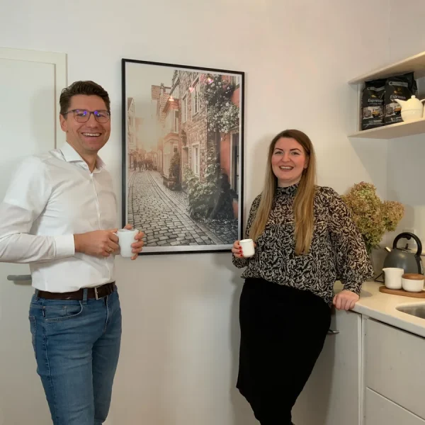 Andreas und Esther Zachraj bei einer Kaffeepause im AZ-Finanzen Büro